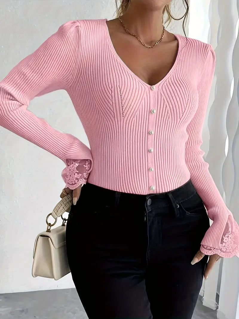 Elegancki sweter z koronkowymi rękawami