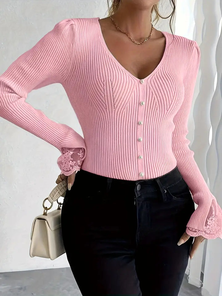 Elegancki sweter z koronkowymi rękawami
