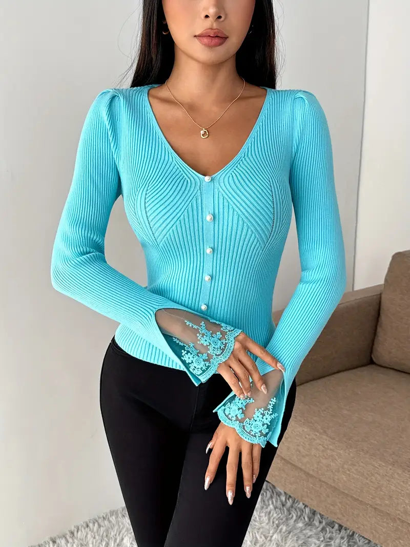 Elegancki sweter z koronkowymi rękawami