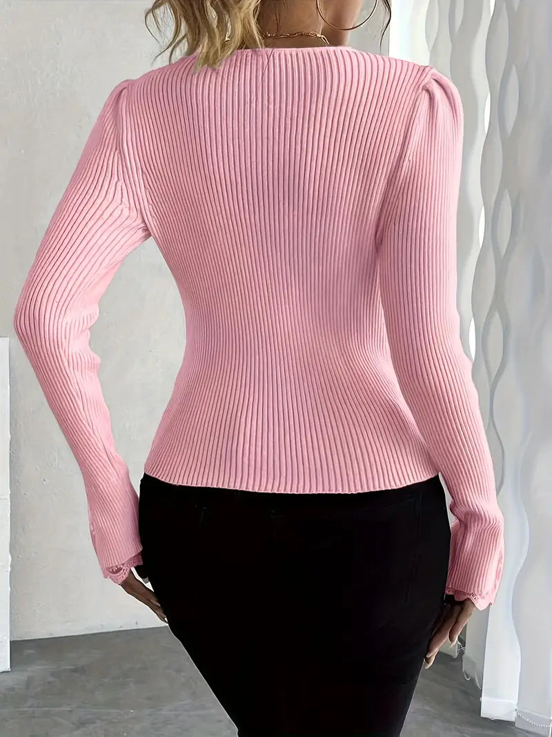 Elegancki sweter z koronkowymi rękawami