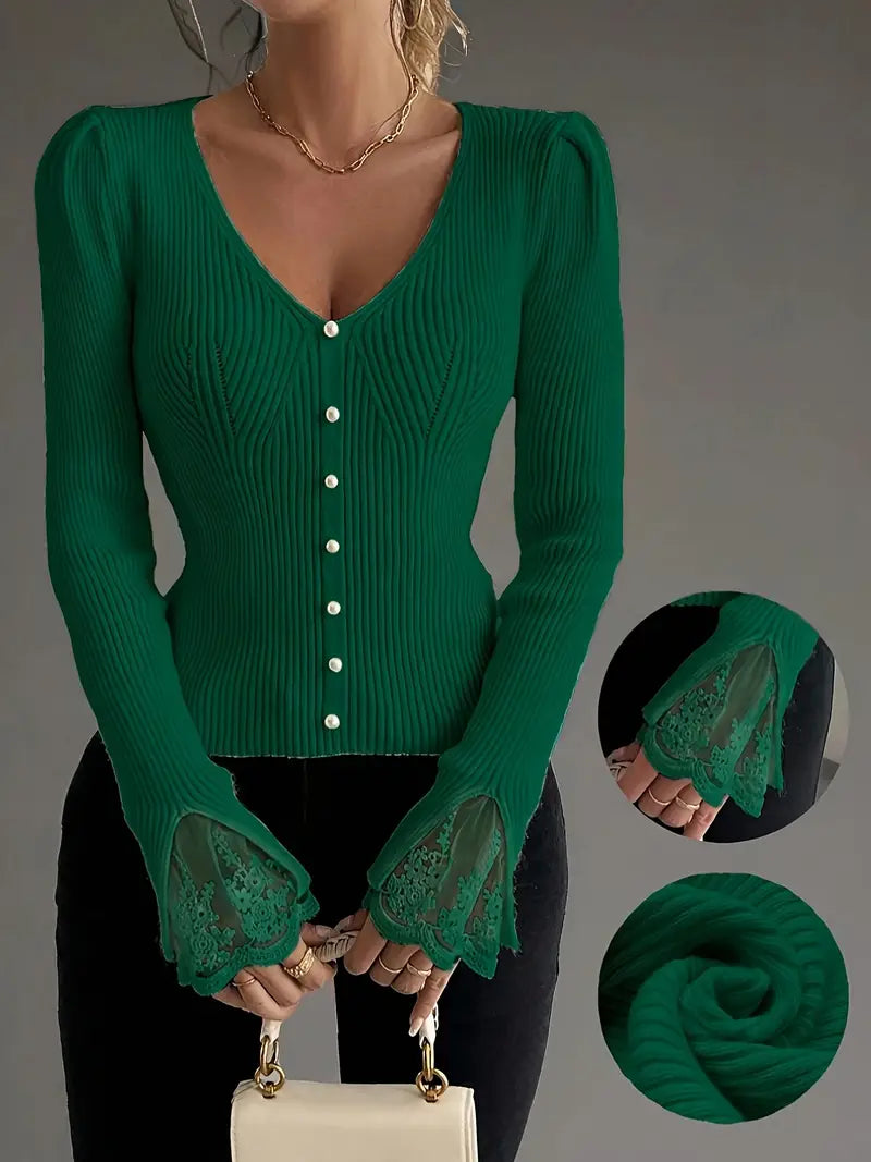 Elegancki sweter z koronkowymi rękawami